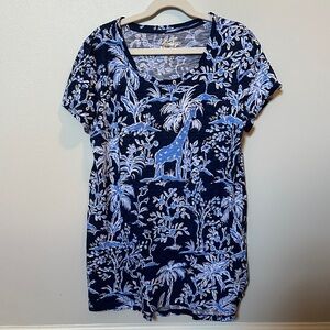 Lilly Pulitzer Blue and White giraffe Short Sleeve Tee.  Women’s XS